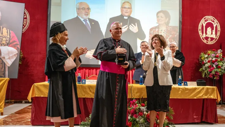 José Manuel Lorca Planes recibiendo la Medalla de Oro José Luis Mendoza, de la UCAM, junto a la presidenta y rectora de la Universidad.