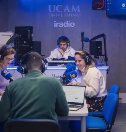 Alumnos del Grado en Comunicación Audiovisual durante un directo en la sala de radio de la UCAM