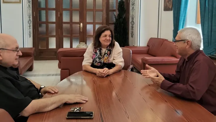  María Dolores García, presidenta de la UCAM, reunida con Armando Rangel (dcha.), director del Museo Antropológico Montané (Cuba) y profesor/investigador de Antropología y Arqueología en la Universidad de La Habana, y Antonio Alcaraz, vicerrector de Extensión Universitaria de la Católica y director académico de varios de los proyectos que la institución murciana lleva ya años desarrollando en Cuba.